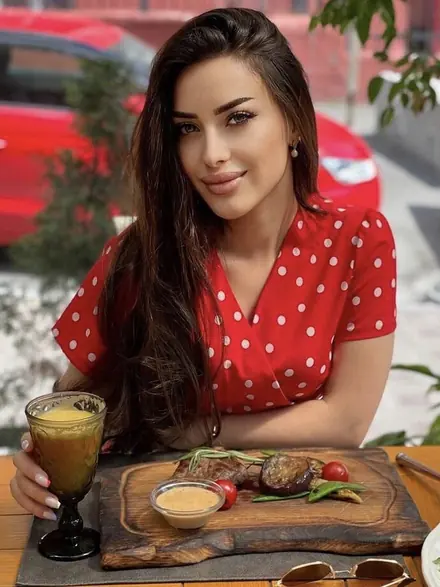 נדיה — חשפנית בחוף הכרמל